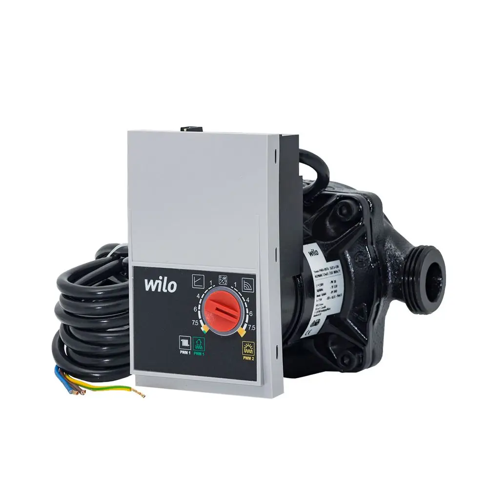 Wilo-Pumpe mit Steuerungseinheit, Kabel und Anschlussleitung. Graue Steuerbox mit roter Regelungstaste. Geeignet für verschiedene Anwendungen, hergestellt von Wilo.